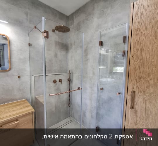 מקלחון פינתי מזכוכית שקופה עם פרזול בגוון נחושת בחדר רחצה מודרני
